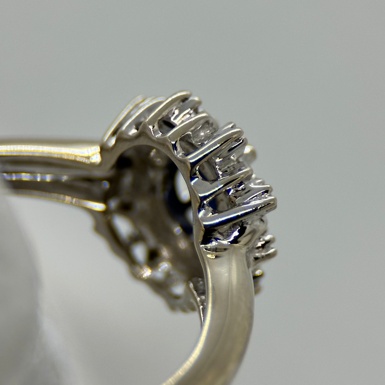 18K Klusterring med 0.35 ct Safir och Diamanter