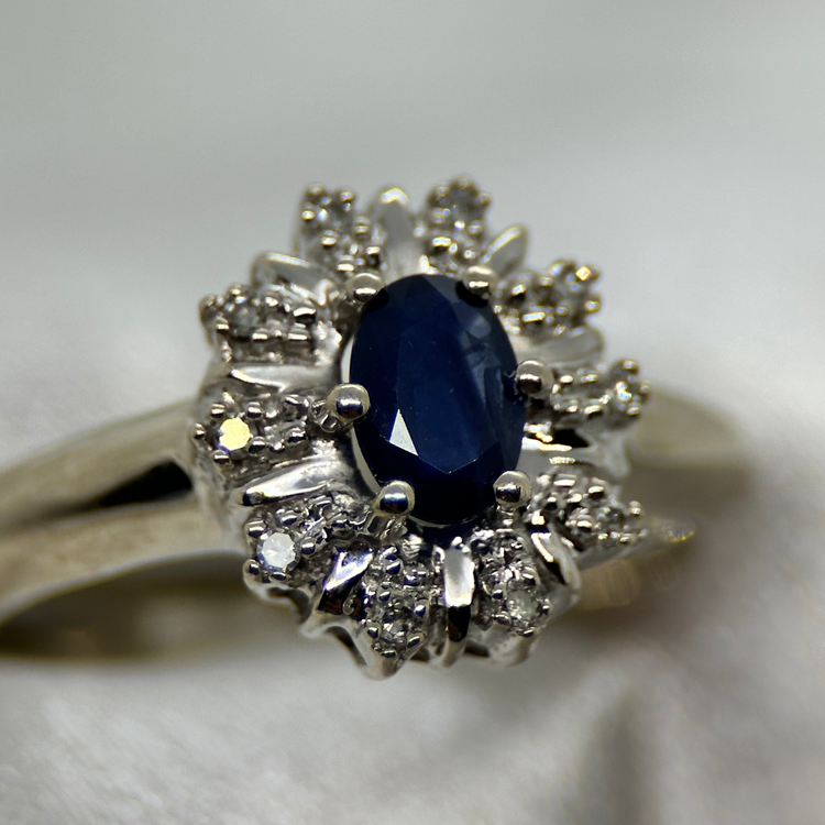18K Klusterring med 0.35 ct Safir och Diamanter