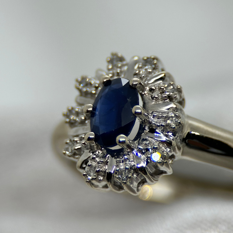 18K Klusterring med 0.35 ct Safir och Diamanter