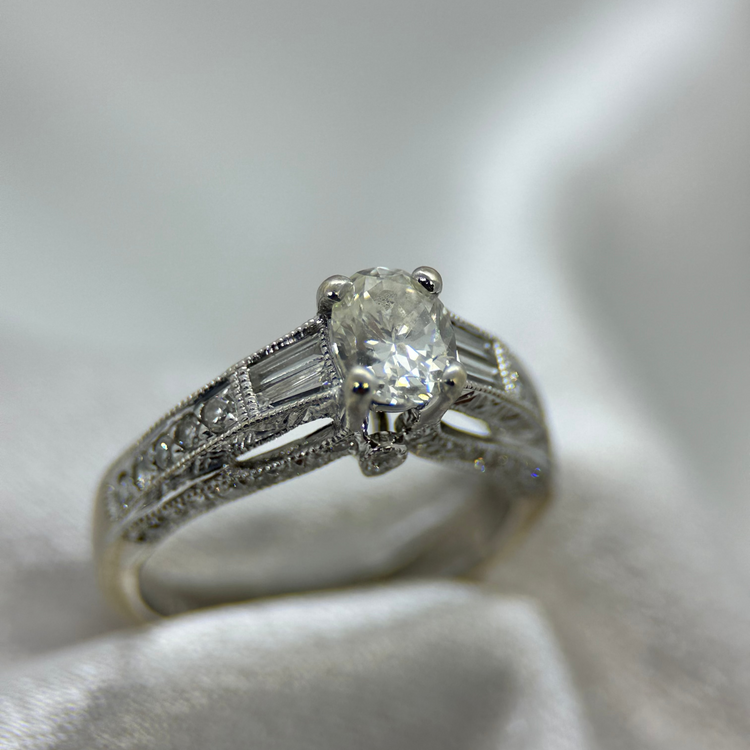 18K Ring med Oval Diamant och Trapetsdiamanter