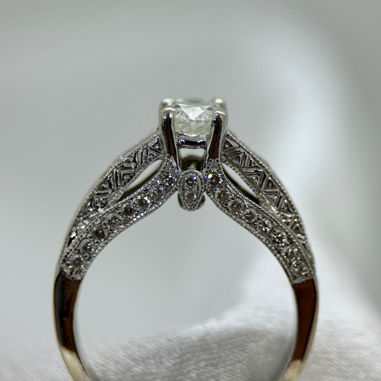 18K Ring med Oval Diamant och Trapetsdiamanter