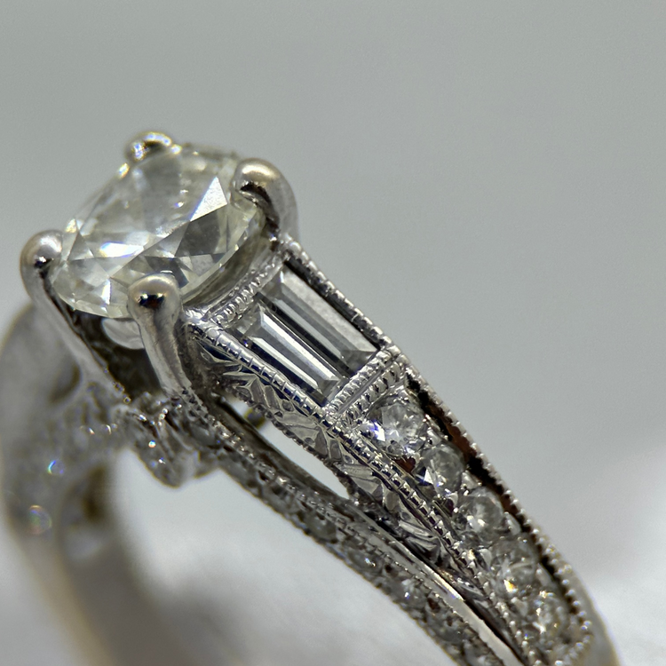 18K Ring med Oval Diamant och Trapetsdiamanter