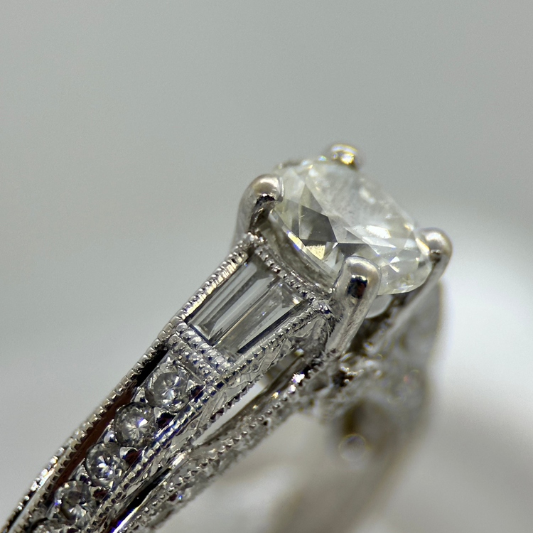 18K Ring med Oval Diamant och Trapetsdiamanter