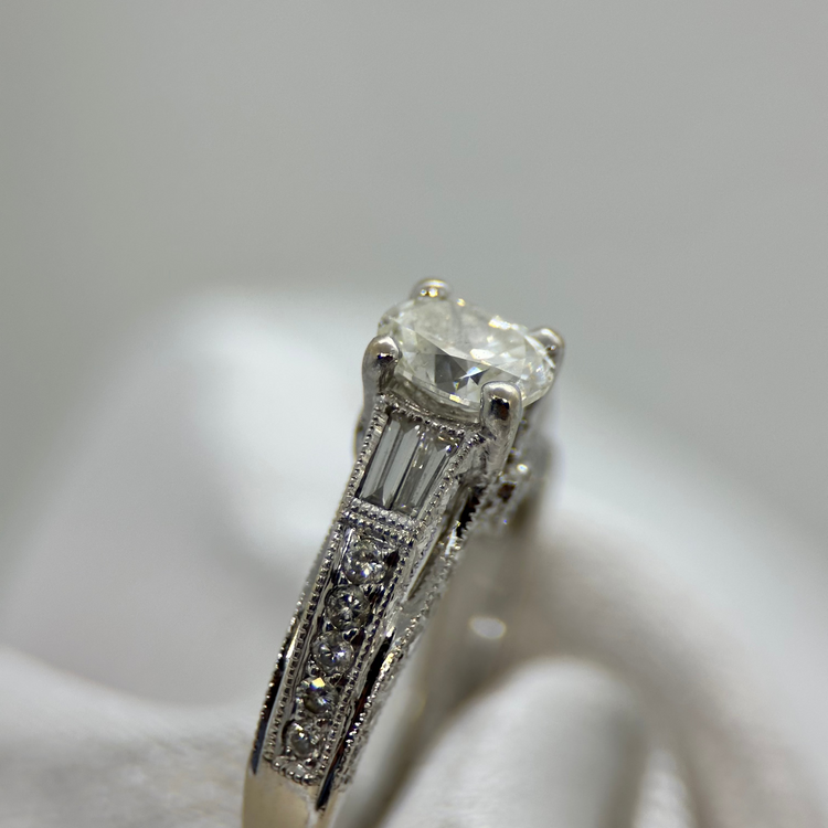 18K Ring med Oval Diamant och Trapetsdiamanter