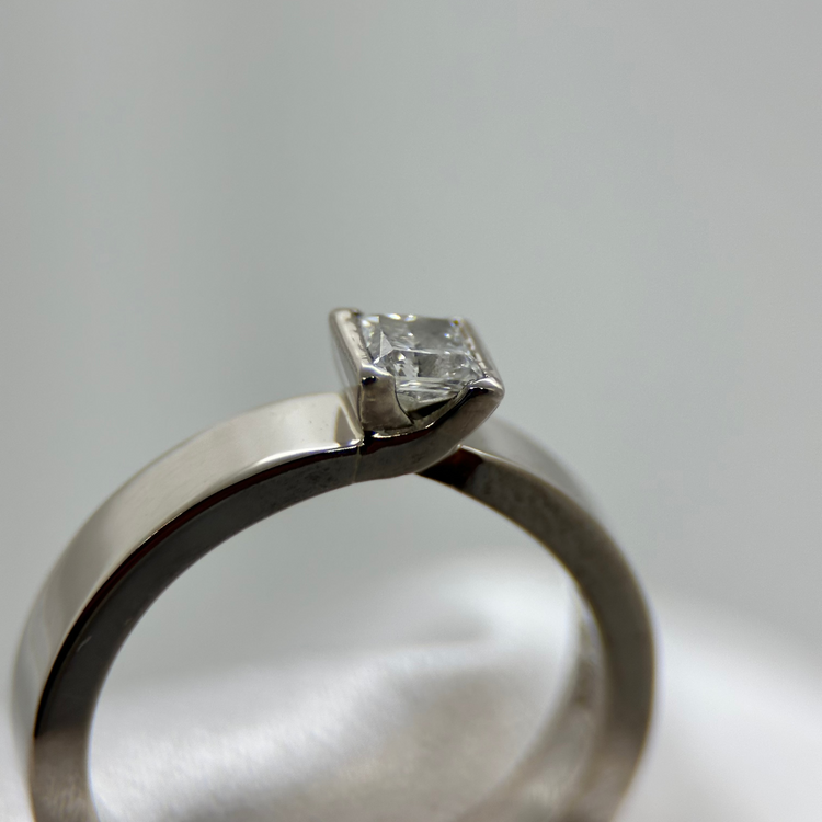 18K Rak-form Ring med Princesslipad Diamant 0.40 ct