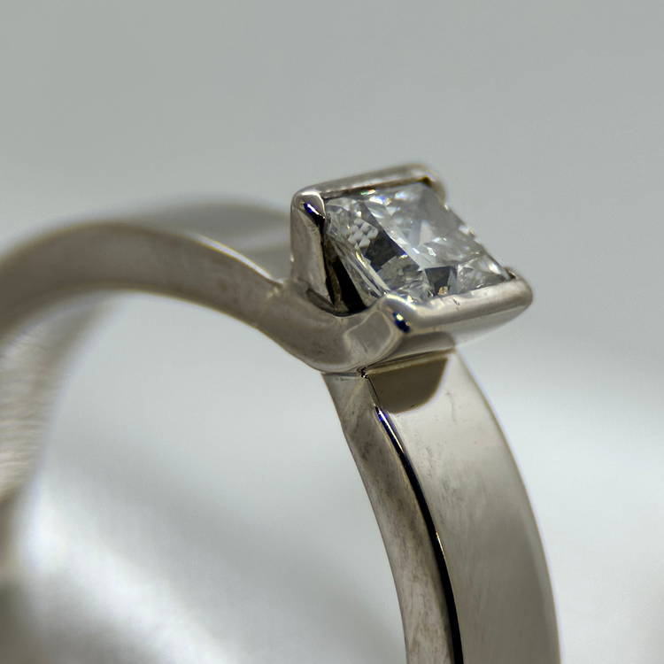 18K Rak-form Ring med Princesslipad Diamant 0.40 ct