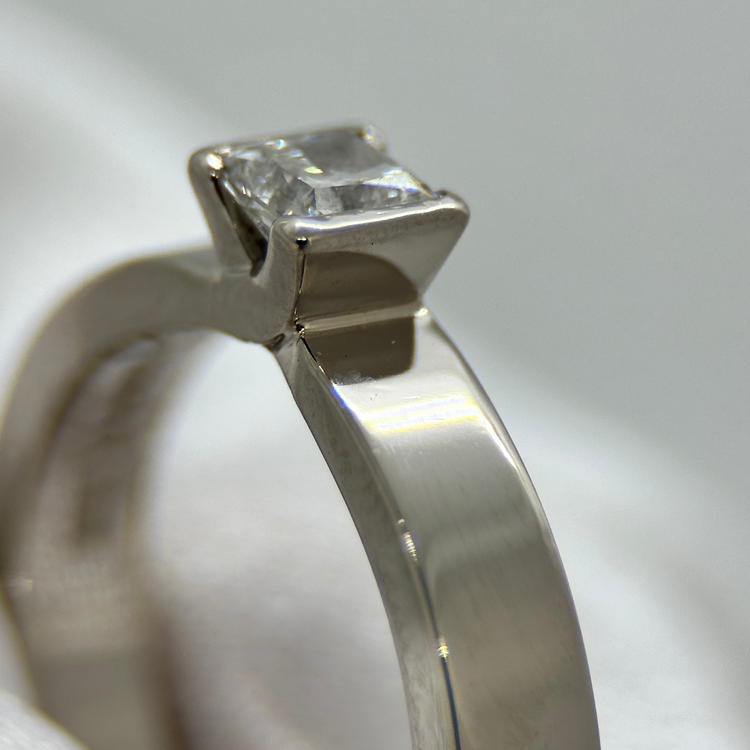 18K Rak-form Ring med Princesslipad Diamant 0.40 ct