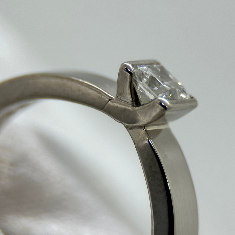 18K Rak-form Ring med Princesslipad Diamant 0.40 ct