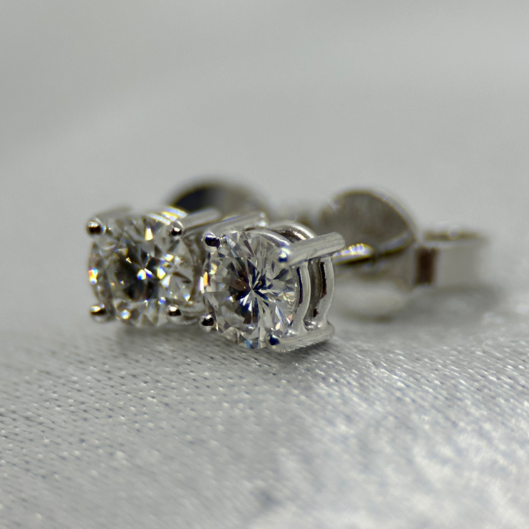 18K Örhängen med Briljantslipade Diamanter 0.50 ct