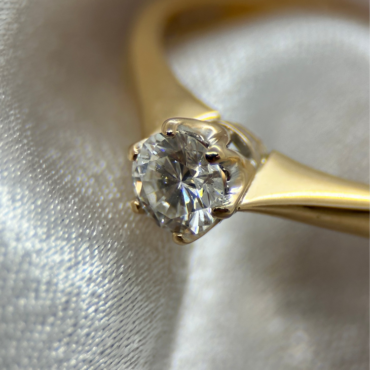 18K Enstensring med Briljantslipad Diamant 0.52 ct