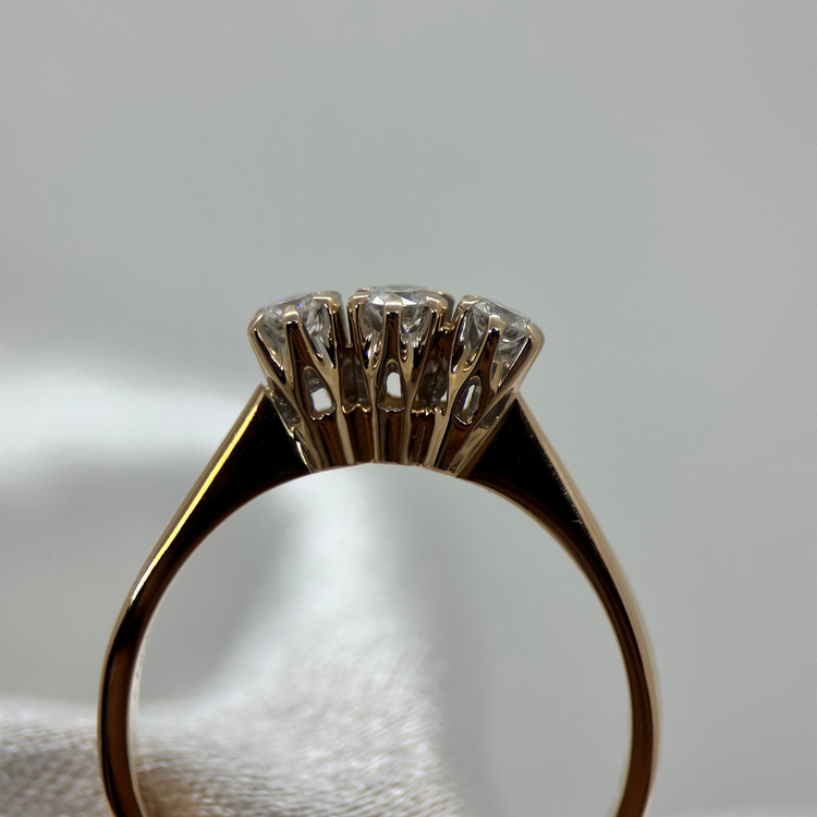 18K Trestensring med Briljantslipad Diamanter 0.25 ct