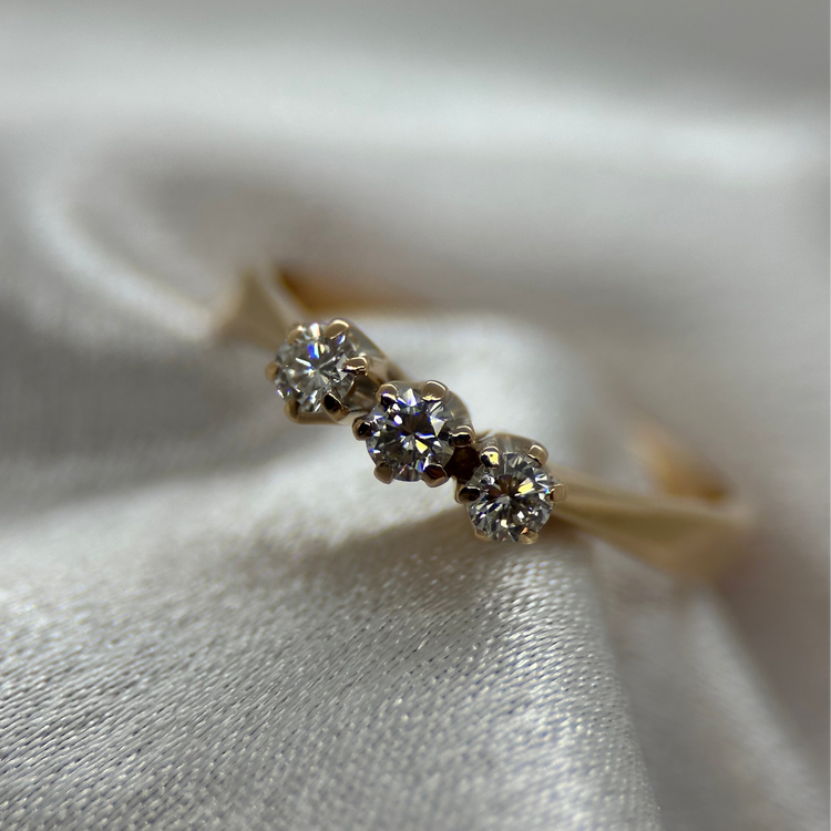 18K Trestensring med Briljantslipad Diamanter 0.25 ct