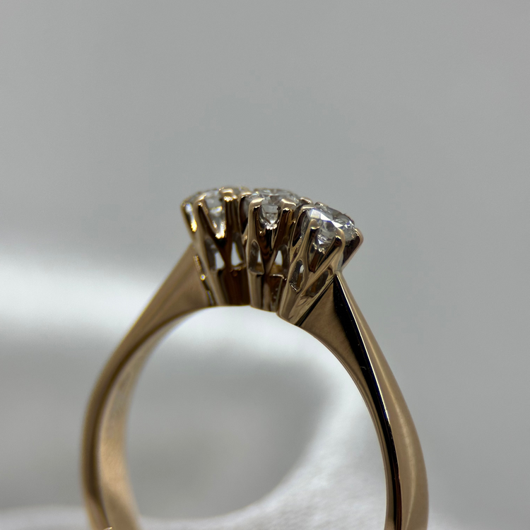 18K Trestensring med Briljantslipad Diamanter 0.25 ct