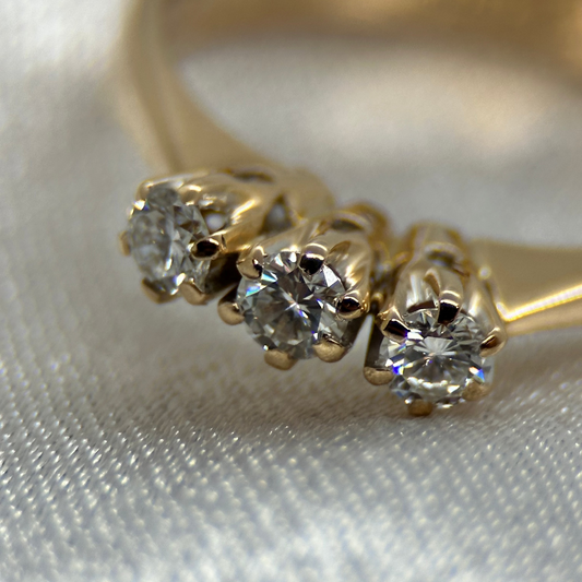 18K Trestensring med Briljantslipad Diamanter 0.25 ct