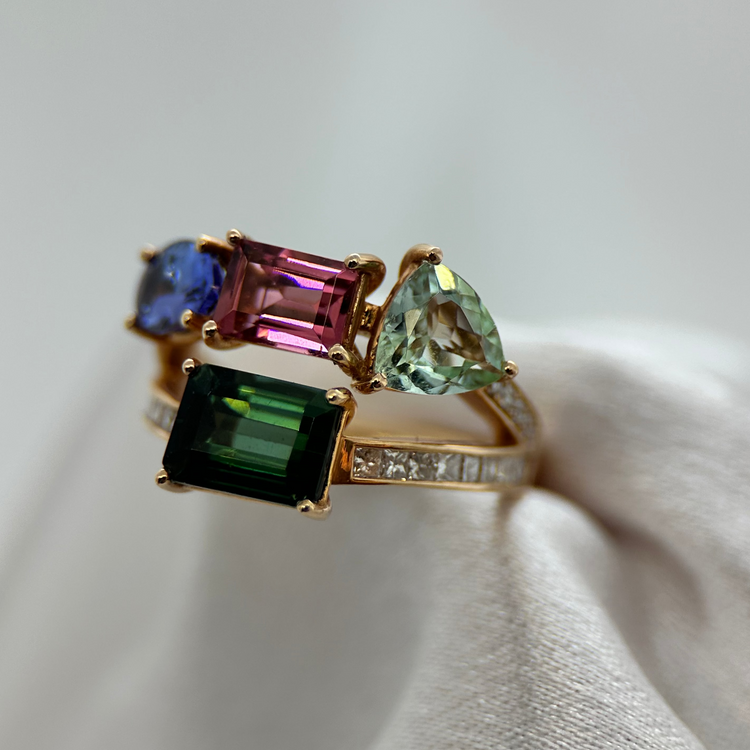 18K Cocktailring med turmaliner, tanzanit och diamanter – Emerald & Co