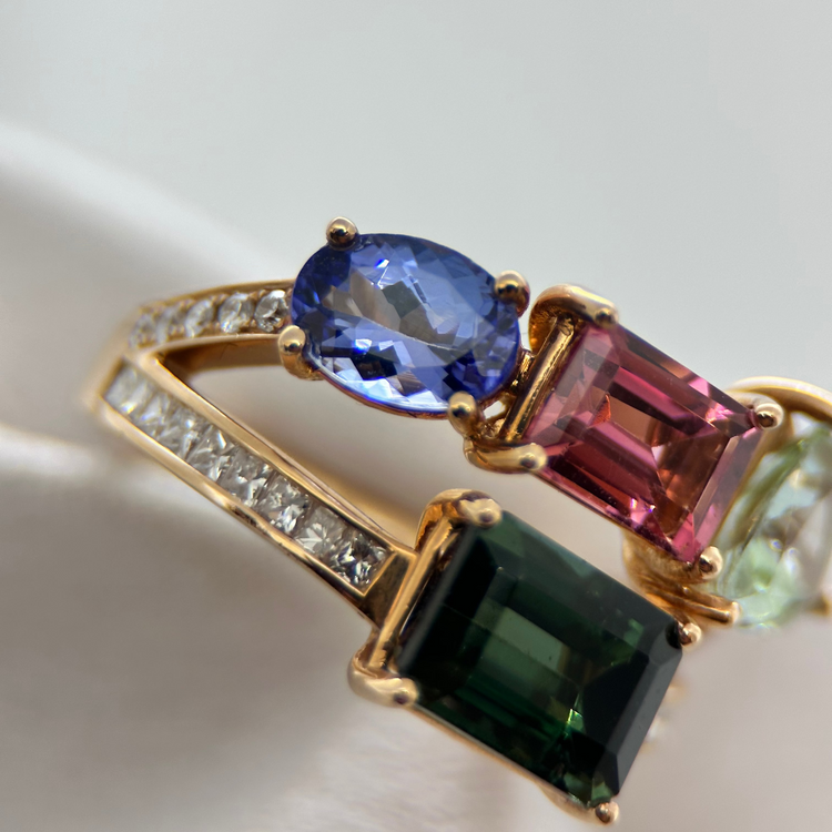 18K Cocktailring med turmaliner, tanzanit och diamanter – Emerald & Co