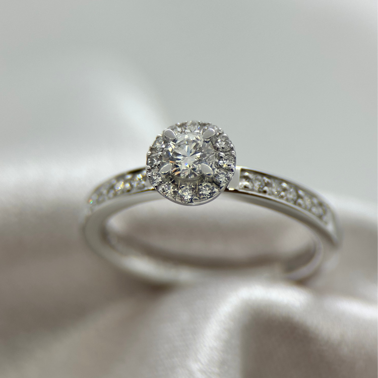 18K Halo-diamantring från Schalins