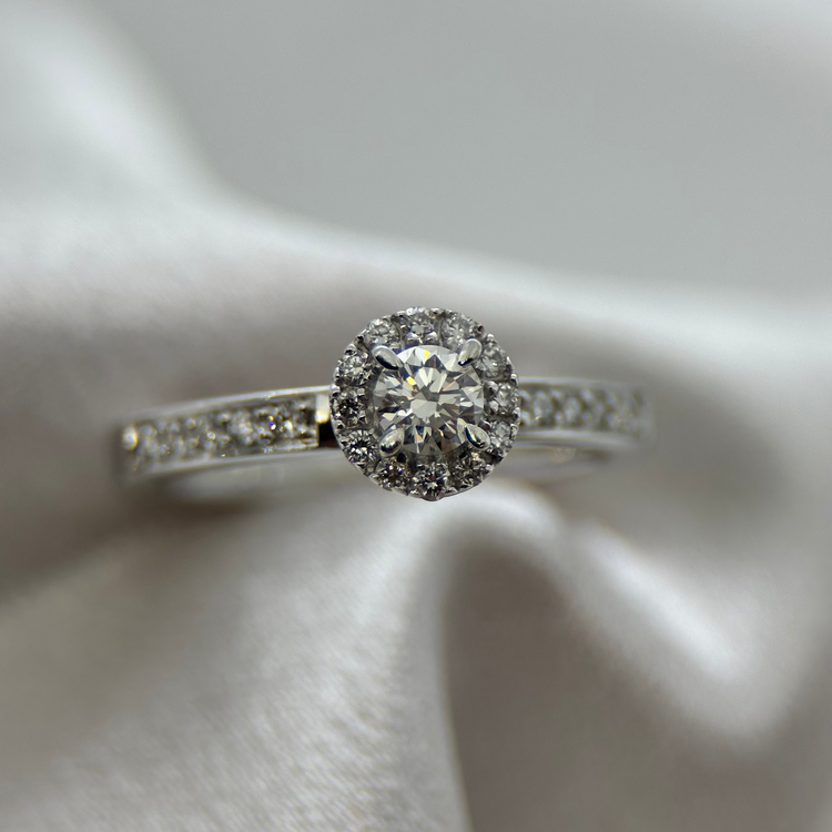 18K Halo-diamantring från Schalins