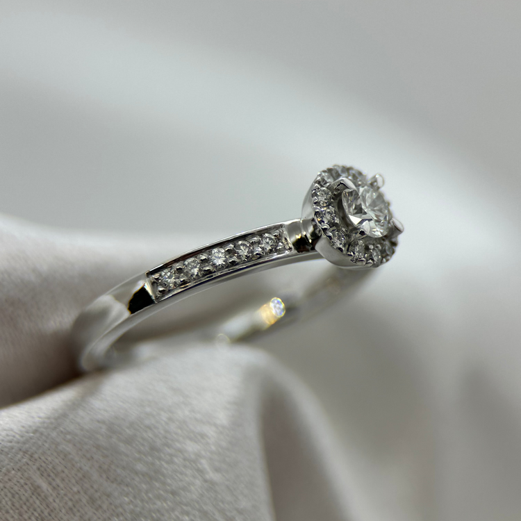 18K Halo-diamantring från Schalins