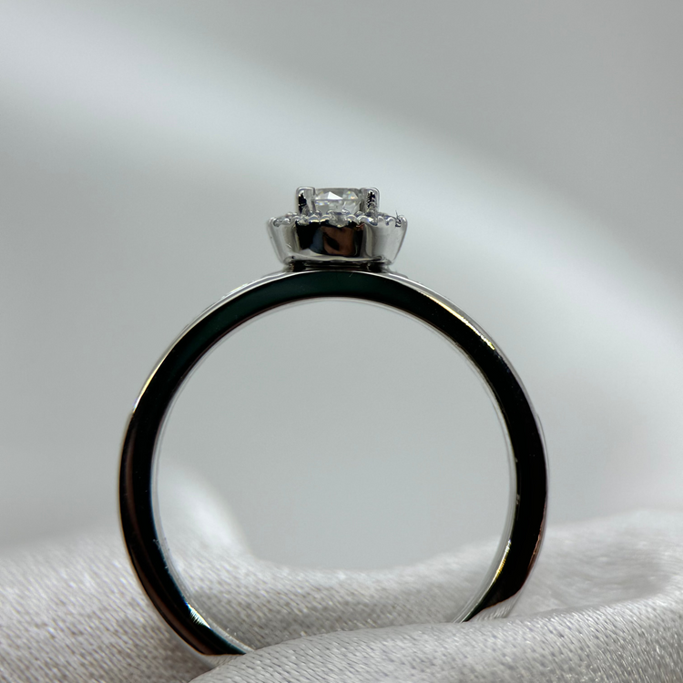 18K Halo-diamantring från Schalins