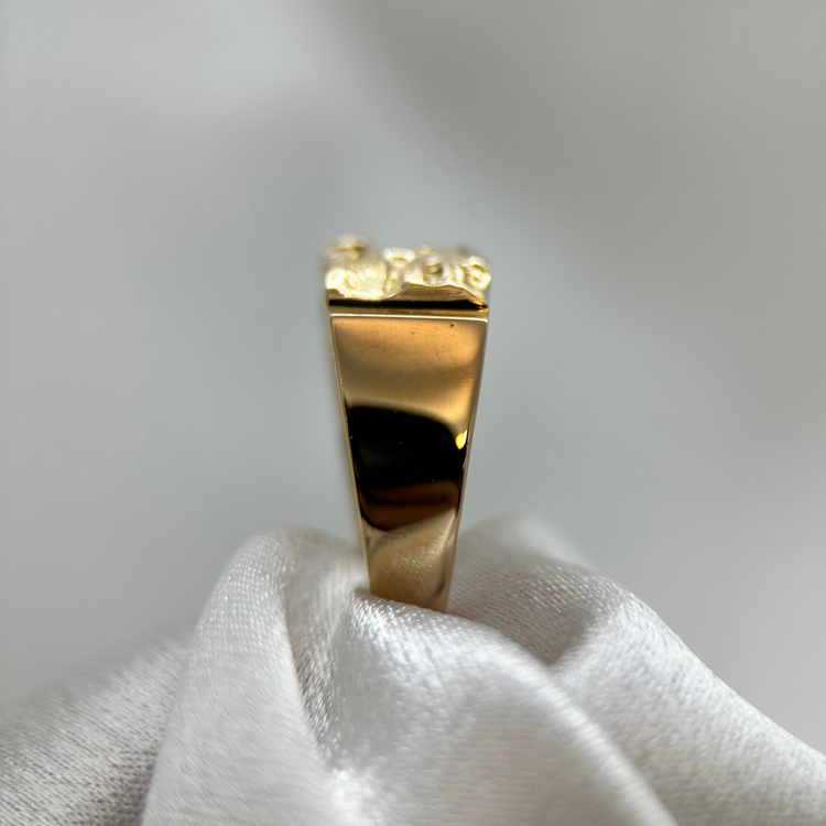 18K Klackring med Abstrakt Reliefmönster