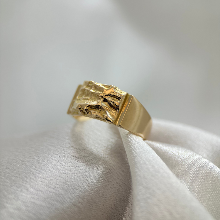 18K Klackring med Abstrakt Reliefmönster