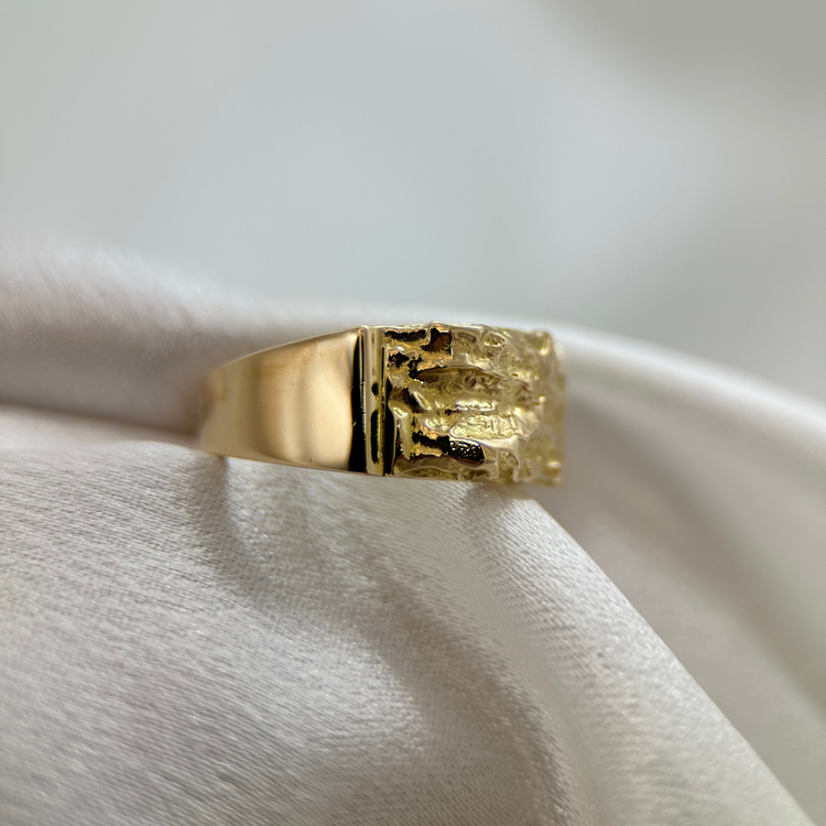 18K Klackring med Abstrakt Reliefmönster