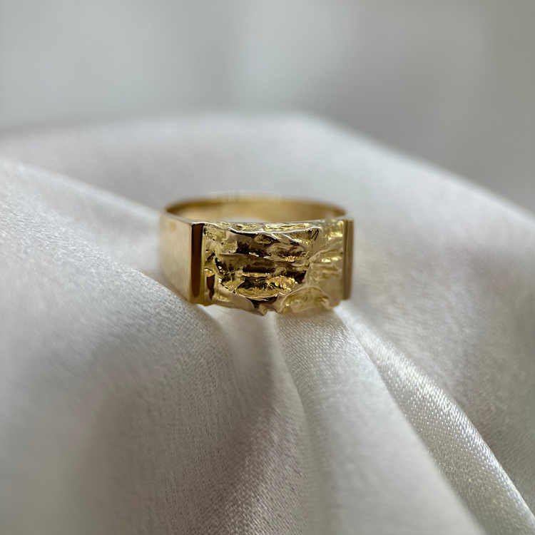 18K Klackring med Abstrakt Reliefmönster