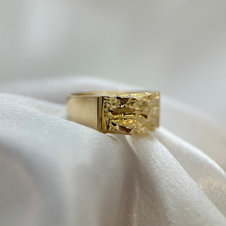 18K Klackring med Abstrakt Reliefmönster