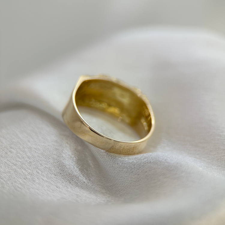 18K Klackring med Abstrakt Reliefmönster