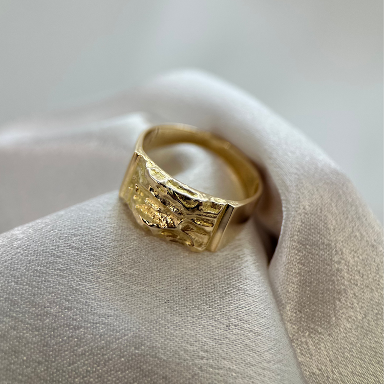 18K Klackring med Abstrakt Reliefmönster