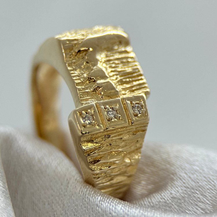 18K Klackring med Tre Briljantslipade Diamanter