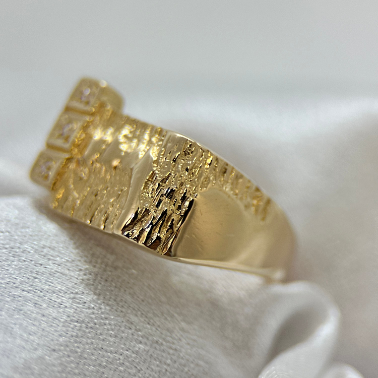 18K Klackring med Tre Briljantslipade Diamanter