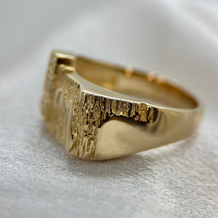 18K Klackring med Tre Briljantslipade Diamanter