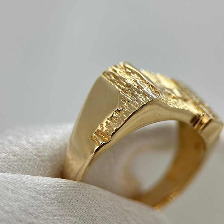 18K Klackring med Tre Briljantslipade Diamanter