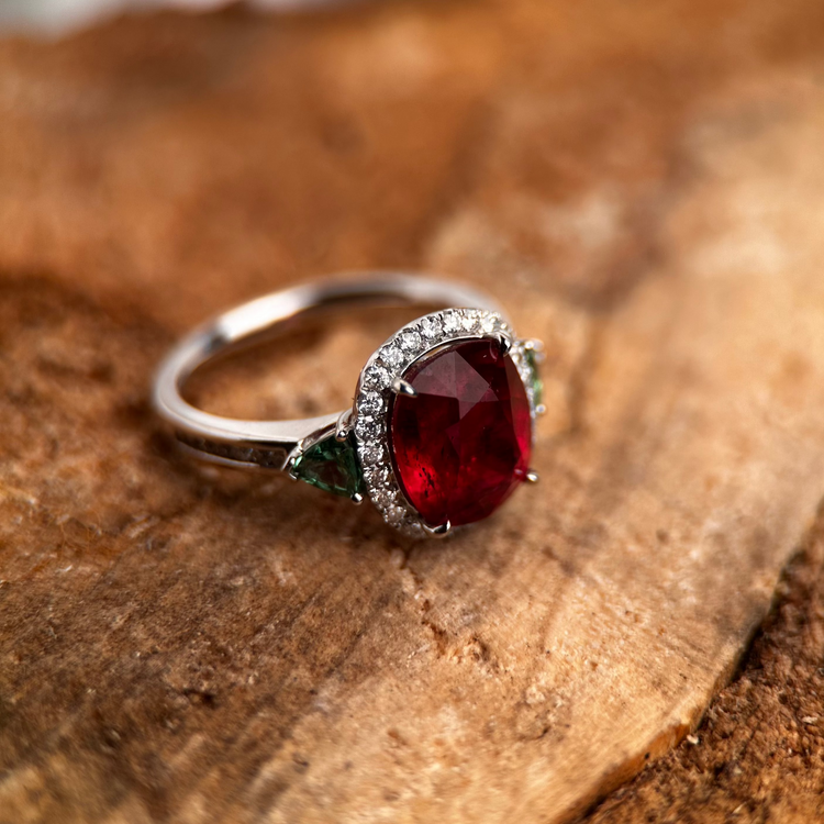 14K Kuddslipad Turmalin, Tsavorit & Diamanthalo-Ring