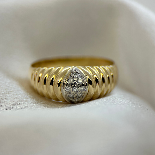 18K Diamantring med V-formad dekoration