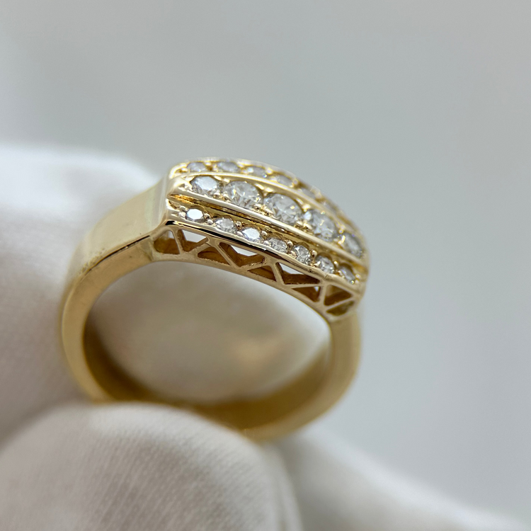 18K Diamantring navetteformad, 0.80ct