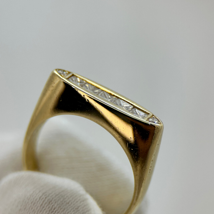 18K Diamantring i Navetteform med Prinsesslipade Stenar