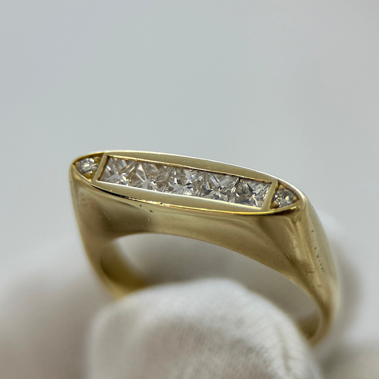 18K Diamantring i Navetteform med Prinsesslipade Stenar