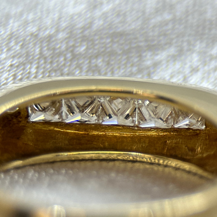 18K Diamantring i Navetteform med Prinsesslipade Stenar