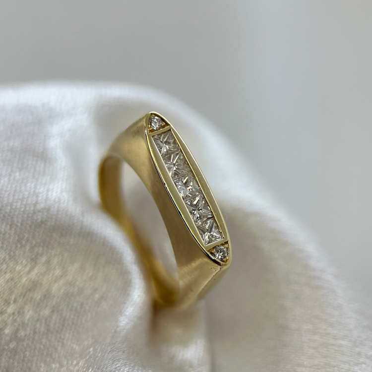 18K Diamantring i Navetteform med Prinsesslipade Stenar