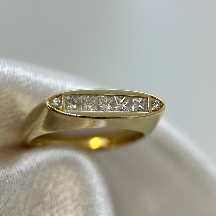 18K Diamantring i Navetteform med Prinsesslipade Stenar