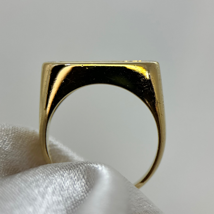 18K Diamantring i Navetteform med Prinsesslipade Stenar