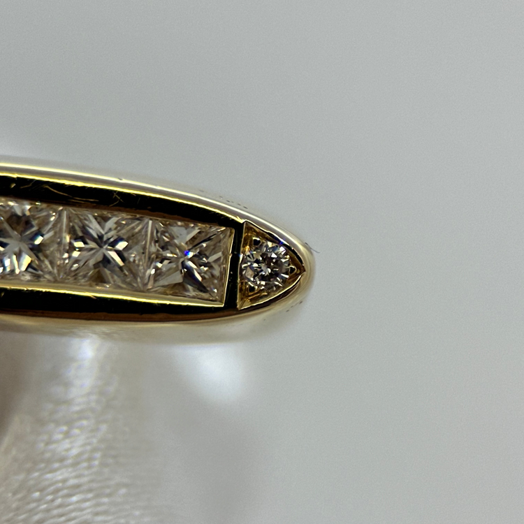 18K Diamantring i Navetteform med Prinsesslipade Stenar