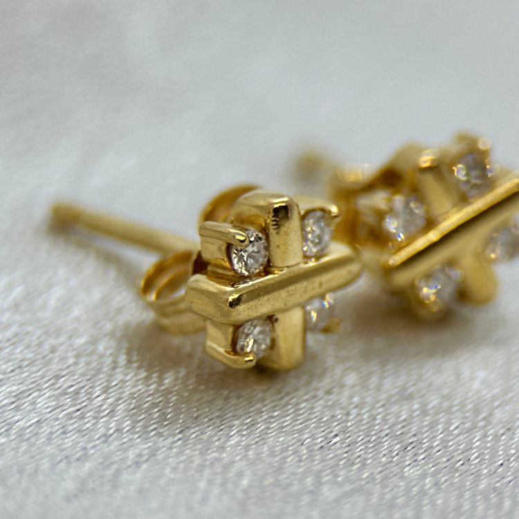 18K Diamantörhängen i Korsdesign - 0,12ct