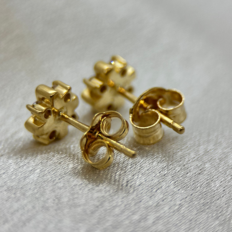 18K Diamantörhängen i Korsdesign - 0,12ct