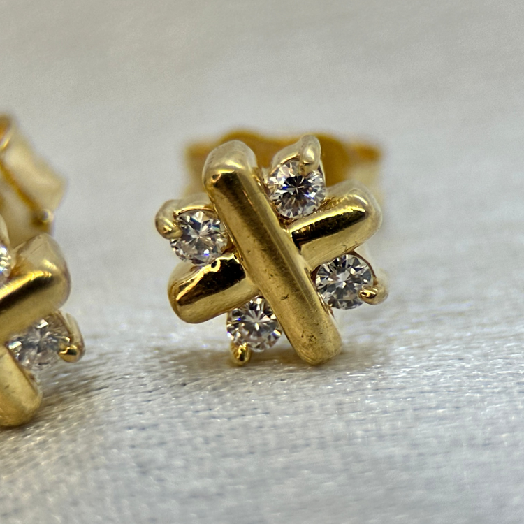 18K Diamantörhängen i Korsdesign - 0,12ct