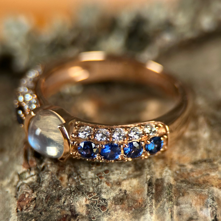 14K Roséguld Månsten Cabochon-Ring med Safir och Diamanter