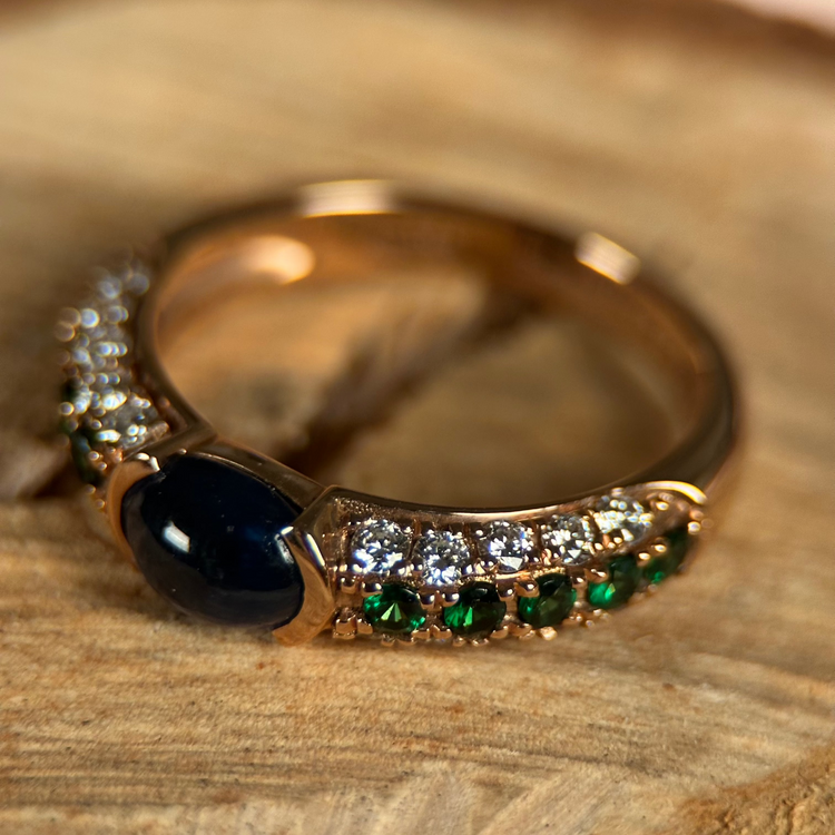 14K Roséguld Safir Cabochon-Ring med Tsavorit och Diamanter